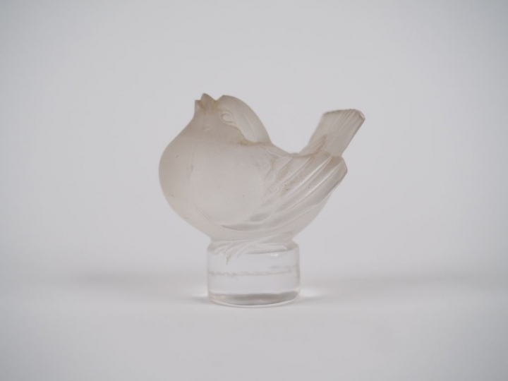 LALIQUE France. "Petit oiseau" Sujet en verre. Signé. H. 4 cm