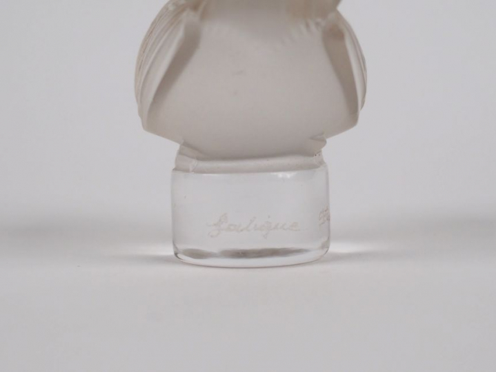 LALIQUE France. "Petit oiseau" Sujet en verre. Signé. H. 4 cm