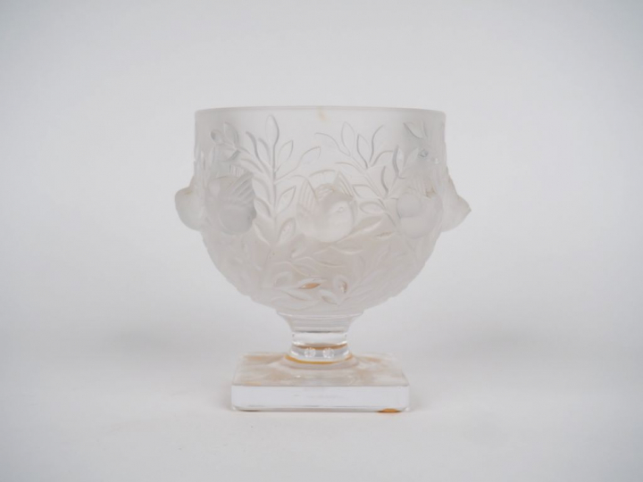 LALIQUE France. Vase en verre  à décor de moineaux et de feuillage.  S