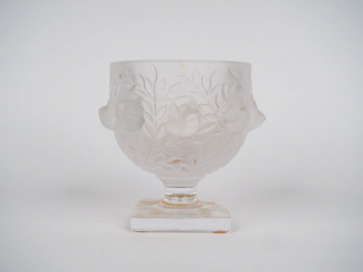 Vente aux enchères LALIQUE France. Vase en verre  à décor de moineaux et de feuillage.  S