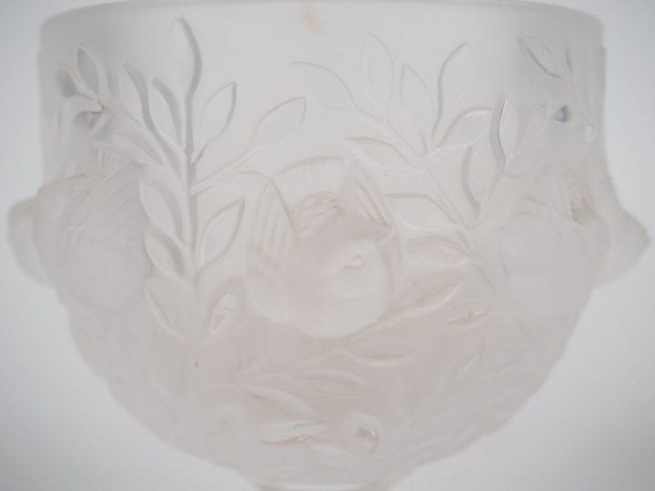 LALIQUE France. Vase en verre  à décor de moineaux et de feuillage.  S