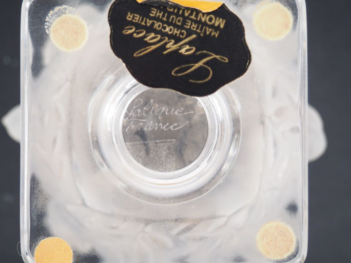 LALIQUE France. Vase en verre  à décor de moineaux et de feuillage.  S