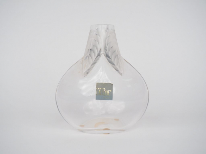 LALIQUE France. Vase soliflore en cristal à décor de quatre palmettes.