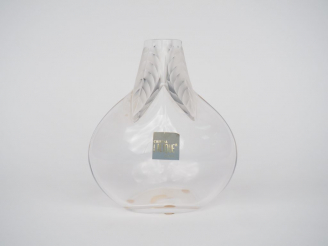 Vente aux enchères LALIQUE France. Vase soliflore en cristal à décor de quatre palmettes.