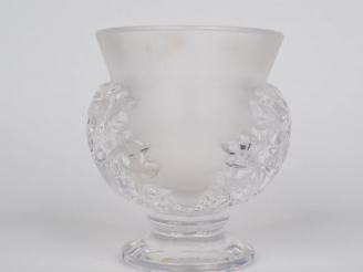 Vente aux enchères LALIQUE France. Vase en verre à décor de feuillages. Signé. H. 11,5 cm
