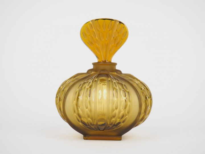 LALIQUE France.  Flacon en verre ambré. Signé.  H. 14 cm