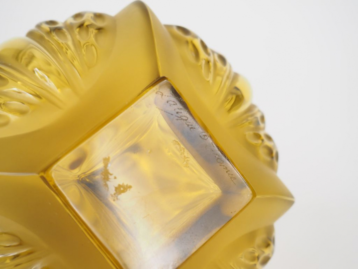 LALIQUE France.  Flacon en verre ambré. Signé.  H. 14 cm