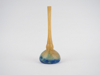 Vente aux enchères DAUM Nancy. Vase de forme berluze en verre jaune nuancé brun et bleu. 