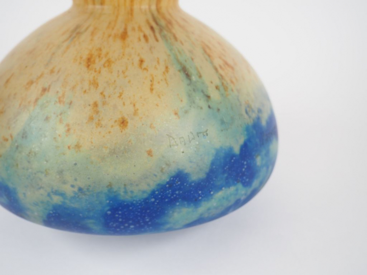 DAUM Nancy. Vase de forme berluze en verre jaune nuancé brun et bleu. 