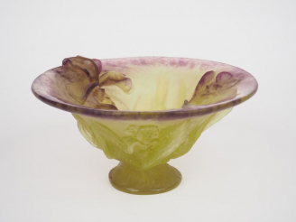 Vente aux enchères DAUM (attribué à). Coupe sur talon en pâte de verre vert anis et mauve