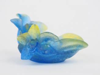 Vente aux enchères DAUM France. Coupelle en pâte de verre jaune et bleue à décor de fleur