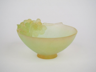 Vente aux enchères DAUM France. Petite coupe sur talon en pâte de verre vert anis, à déco