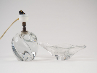 Vente aux enchères DAUM. Ensemble comprenant :  - un pied de lampe en cristal à décor de 