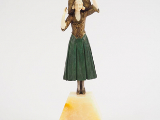 Vente aux enchères Samuel LIPSZIC. "Elégante au chapeau" Sculpture chryséléphantine. Socl