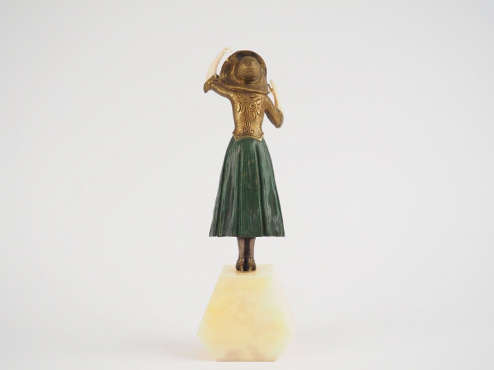 Samuel LIPSZIC. "Elégante au chapeau" Sculpture chryséléphantine. Socl