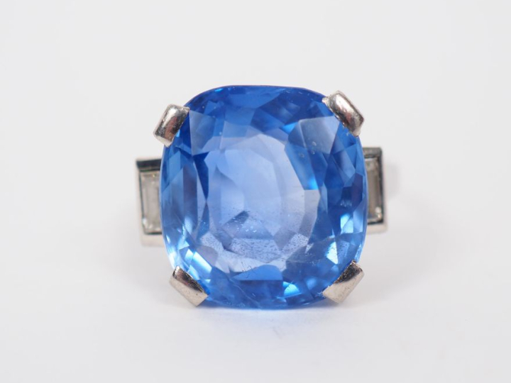 Bague en platine, sertie en son centre d'un saphir de Ceylan de 14,36 