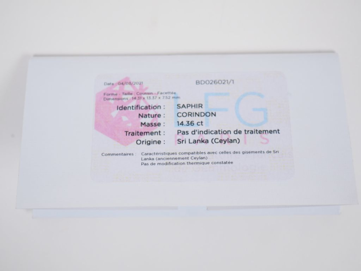 Bague en platine, sertie en son centre d'un saphir de Ceylan de 14,36 