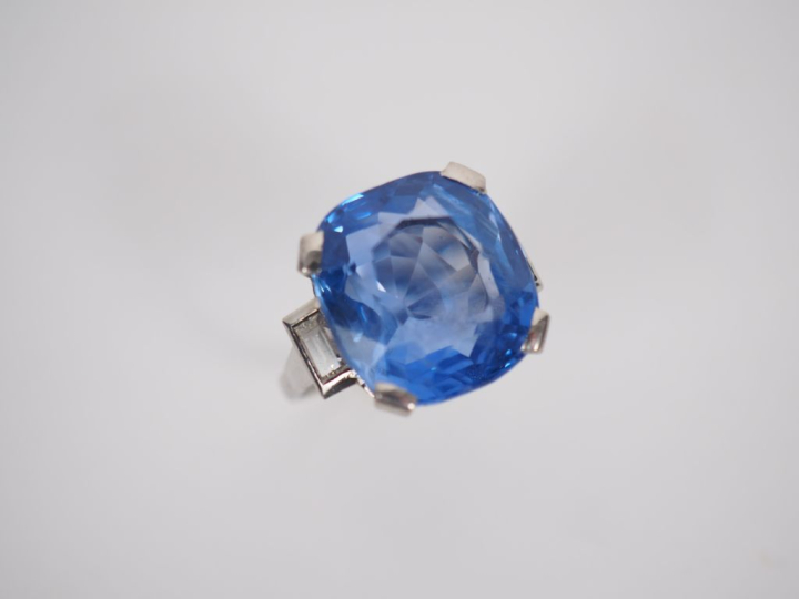 Bague en platine, sertie en son centre d'un saphir de Ceylan de 14,36 
