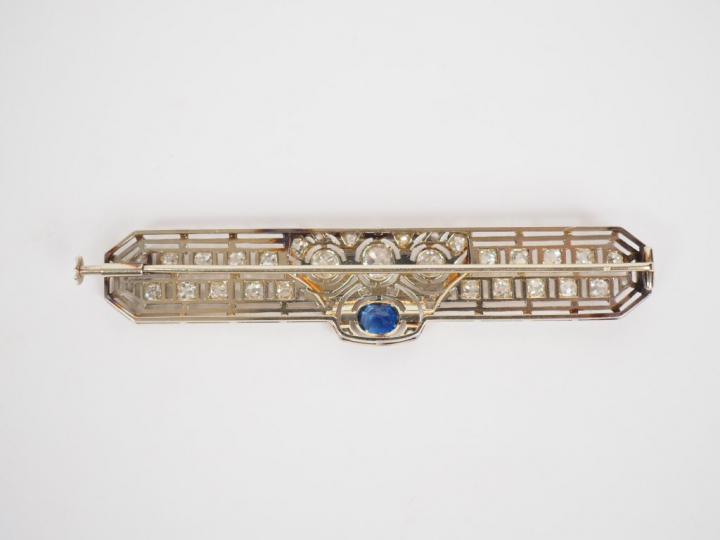 Broche 1930 en or blanc et platine, sertie en son centre d'un saphir s
