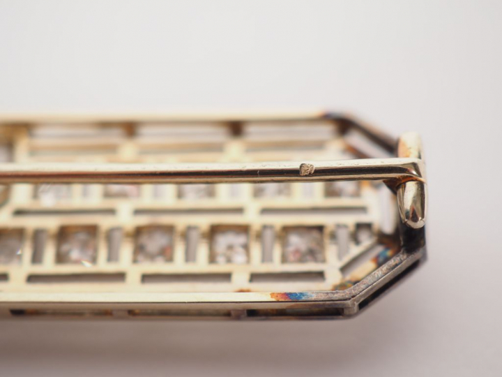 Broche 1930 en or blanc et platine, sertie en son centre d'un saphir s