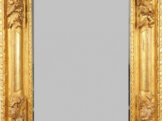 Vente aux enchères Miroir dans un cadre XVIIIème en bois et stuc doré à décor de fleurs e