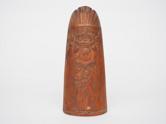 Vente aux enchères Rape à tabac XVIIIème, en bois sculpté à décor d'un moine et d'armoiri