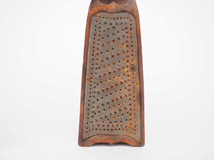 Rape à tabac XVIIIème, en bois sculpté à décor d'un moine et d'armoiri