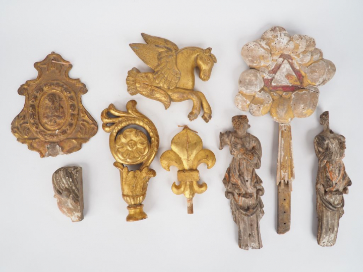 Différents éléments XVIIIème en bois sculpté et doré. (manques et acci
