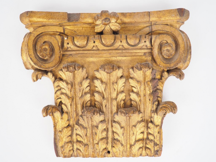 Chapiteau de pilastre corinthien XIXème en bois sculpté et doré. 27 x 