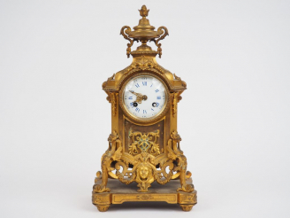 Vente aux enchères Pendule borne Napoléon III de style Louis XVI en bronze doré, à décor 