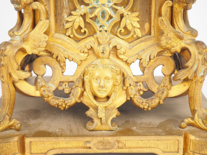 Pendule borne Napoléon III de style Louis XVI en bronze doré, à décor 