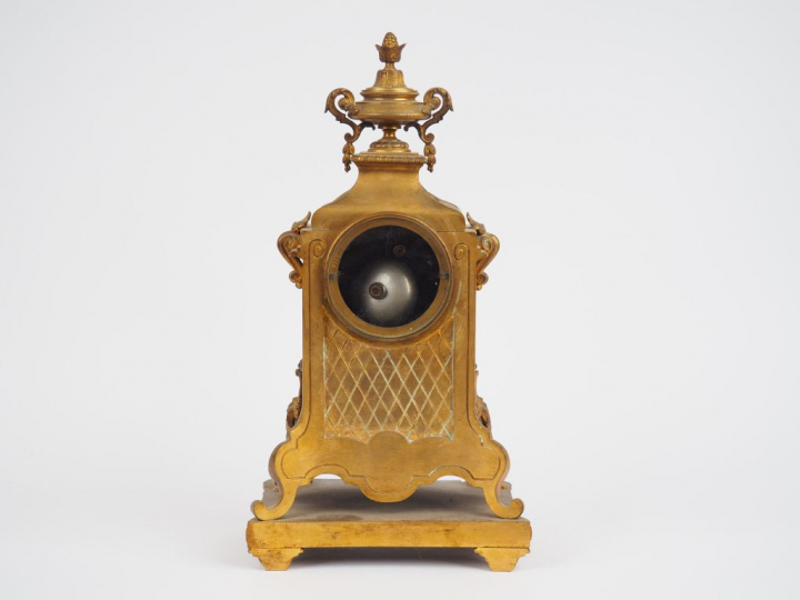Pendule borne Napoléon III de style Louis XVI en bronze doré, à décor 