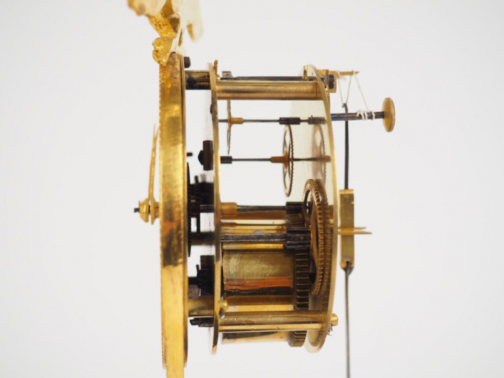 Petite pendulette de style Empire en métal et bronze doré, surmontée d