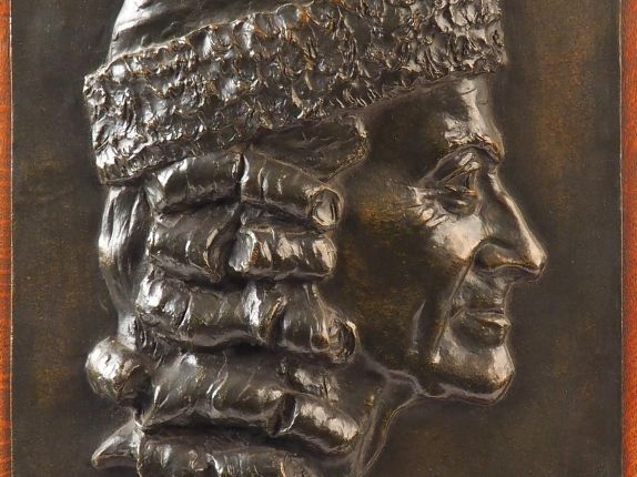 L. WEILLER "Voltaire" Bas relief en bronze. Signé en bas et daté 1887.