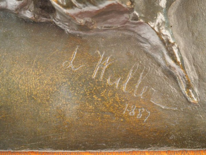 L. WEILLER "Voltaire" Bas relief en bronze. Signé en bas et daté 1887.