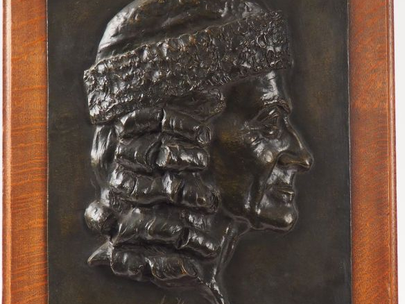 L. WEILLER "Voltaire" Bas relief en bronze. Signé en bas et daté 1887.