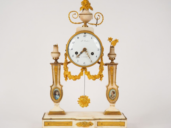 Pendule portique Louis XVI en marbre blanc et bronze doré, à décor de 