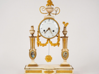 Vente aux enchères Pendule portique Louis XVI en marbre blanc et bronze doré, à décor de 