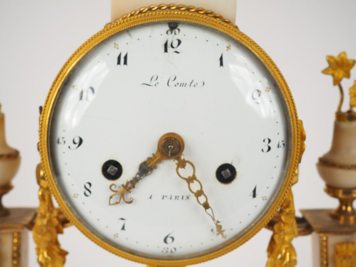 Pendule portique Louis XVI en marbre blanc et bronze doré, à décor de 