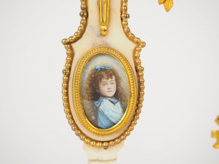 Pendule portique Louis XVI en marbre blanc et bronze doré, à décor de 