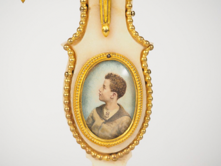 Pendule portique Louis XVI en marbre blanc et bronze doré, à décor de 