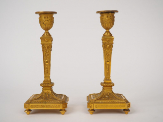 Vente aux enchères Paire de bougeoirs de style Louis XVI en bronze doré, à décor de rince