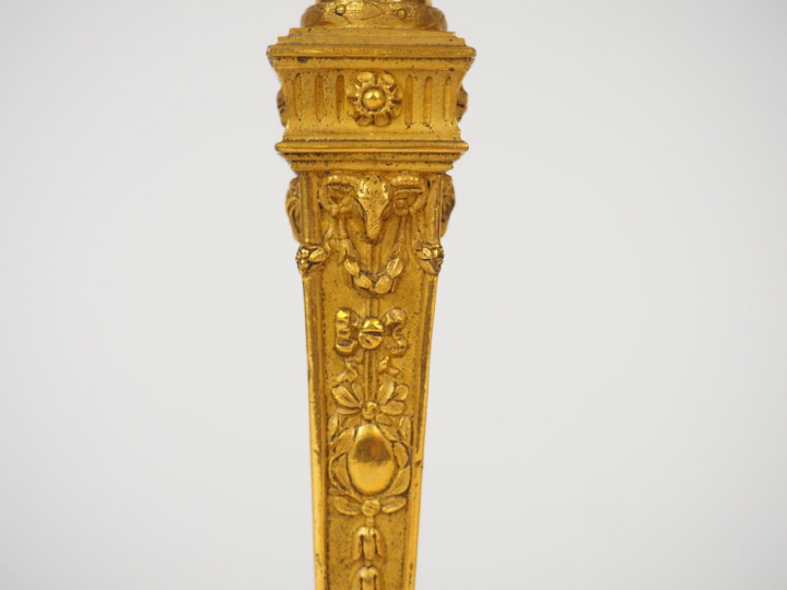 Paire de bougeoirs de style Louis XVI en bronze doré, à décor de rince