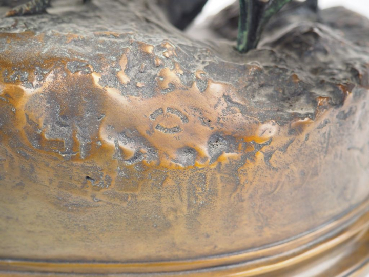 DUBUCAND. "Couple de bécasses et leurs petits" Groupe en bronze à pati