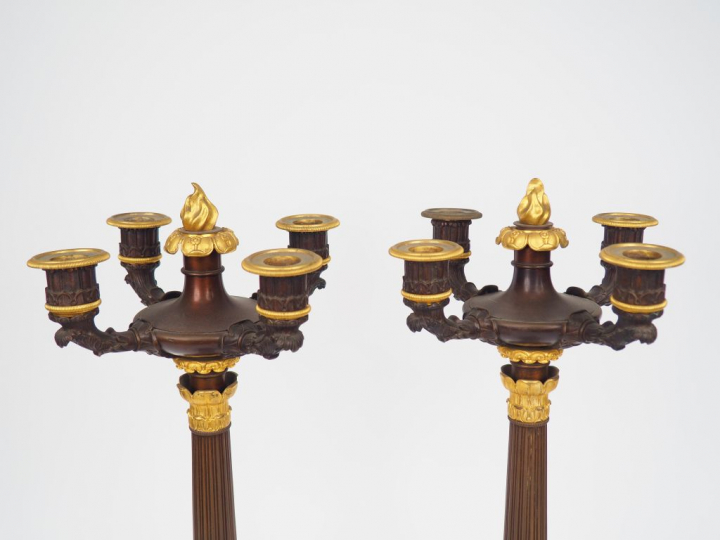 Paire de candélabres Restauration en bronze à double patine brune et d