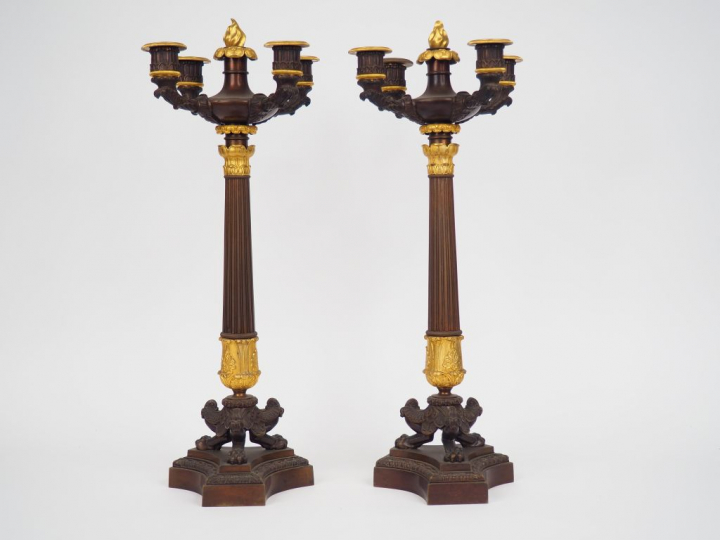 Paire de candélabres Restauration en bronze à double patine brune et d