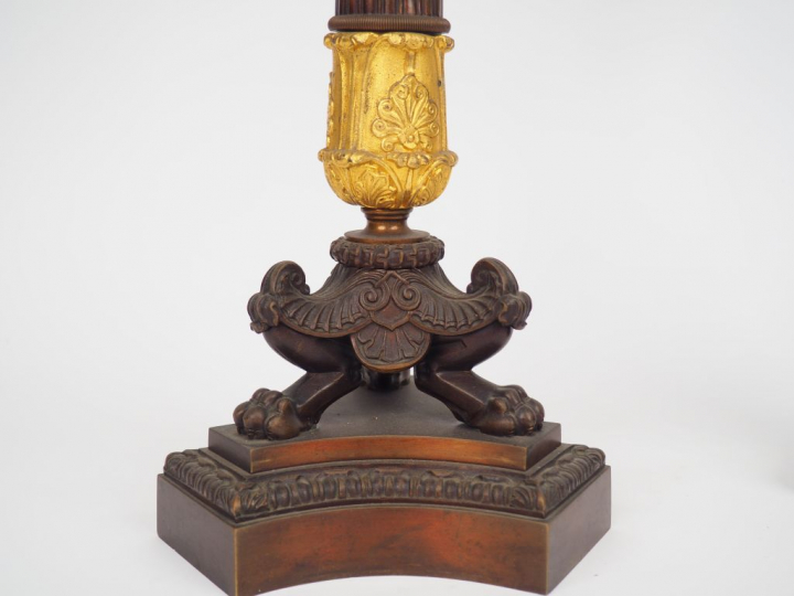 Paire de candélabres Restauration en bronze à double patine brune et d