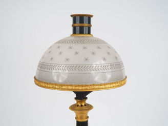 Vente aux enchères Lampe dite Carcel Restauration en tôle verte et bronze doré. H. 71 cm 