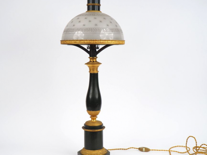 Lampe dite Carcel Restauration en tôle verte et bronze doré. H. 71 cm 