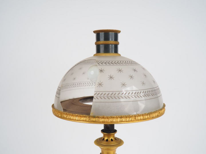 Lampe dite Carcel Restauration en tôle verte et bronze doré. H. 71 cm 